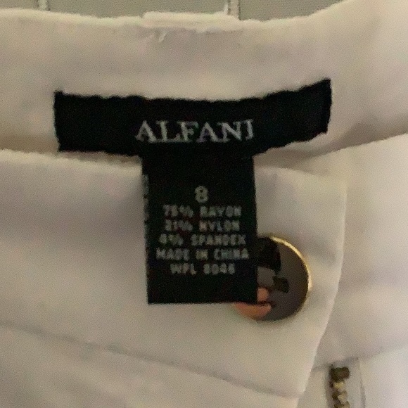 Alfani size 8, white stretch capris - Picture 4 of 5